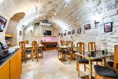 Restaurant ou autre lieu de restauration dans l'établissement hotel Louvre Sainte Anne