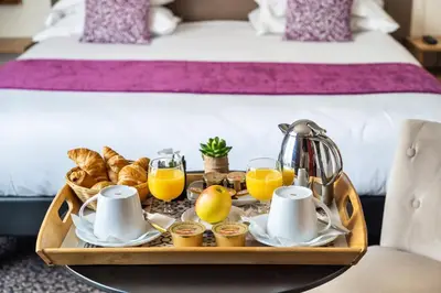 Options de petit-déjeuner proposées aux clients de l'établissement hotel Louvre Sainte Anne