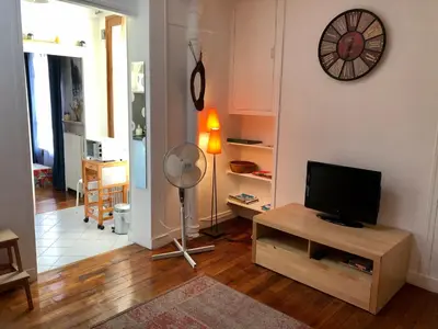 Télévision ou salle de divertissement dans l'établissement Appartement calme Paris XXeme