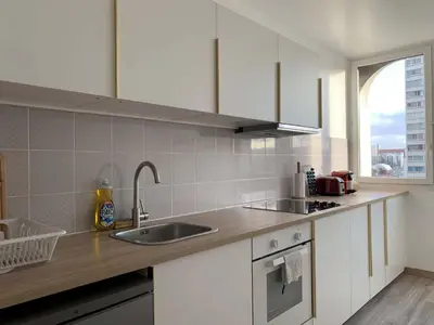 Cuisine ou kitchenette dans l'établissement apt lumieuse confor parking free