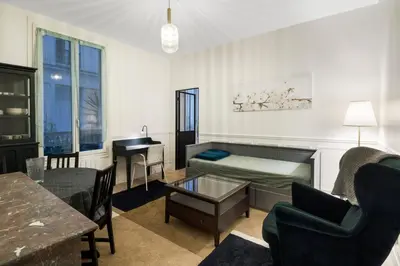 Coin salon dans l'établissement Au cœur des Batignolles -Bail mobilité - 1 chambre