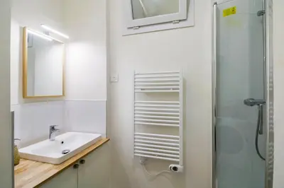 Salle de bains dans l'établissement Au cœur des Batignolles -Bail mobilité - 1 chambre