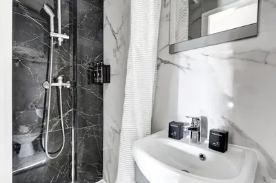 Salle de bains dans l'établissement Bluestay 22 - Superb studio in Paris