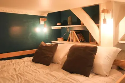 Un ou plusieurs lits dans un hébergement de l'établissement Charming 4p apartment in the heart of the 18th