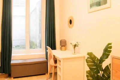 Un ou plusieurs lits dans un hébergement de l'établissement Charming 4p apartment in the heart of the 18th