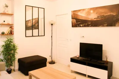 Télévision ou salle de divertissement dans l'établissement Charming 4p apartment in the heart of the 18th