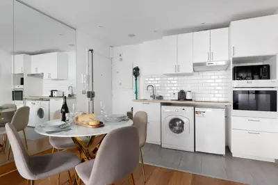 Cuisine ou kitchenette dans l'établissement Bluestay 551 - Superb apartment in Paris