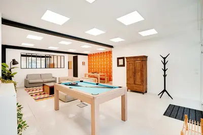 Billard dans l'établissement Loft moderne et chic 130 m2- Ménilmontant