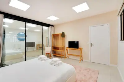 Un ou plusieurs lits dans un hébergement de l'établissement Loft moderne et chic 130 m2- Ménilmontant