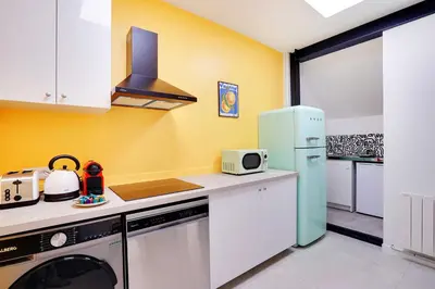 Cuisine ou kitchenette dans l'établissement Loft moderne et chic 130 m2- Ménilmontant