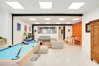 Billard dans l'établissement Loft moderne et chic 130 m2- Ménilmontant