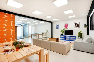 Télévision ou salle de divertissement dans l'établissement Loft moderne et chic 130 m2- Ménilmontant
