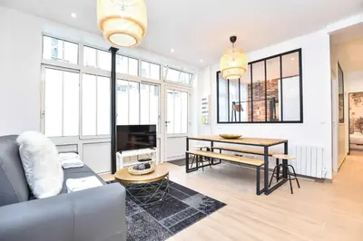 Télévision ou salle de divertissement dans l'établissement Charmant appartement Paris