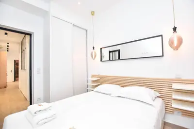 Un ou plusieurs lits dans un hébergement de l'établissement Charmant appartement Paris
