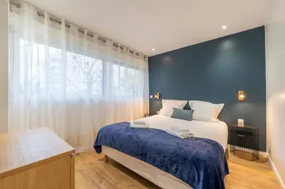 Un ou plusieurs lits dans un hébergement de l'établissement Appartement Sacré Cœur - Cottages 1