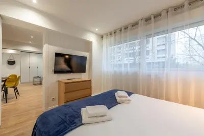Un ou plusieurs lits dans un hébergement de l'établissement Appartement Sacré Cœur - Cottages 1