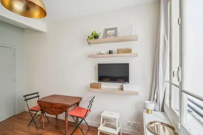 Télévision ou salle de divertissement dans l'établissement Studio rue Monsieur - Rive Gauche by B'Your Home