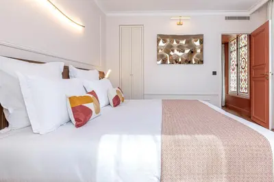Un ou plusieurs lits dans un hébergement de l'établissement Villa SoPi Appart'Hotel by Patrick Hayat