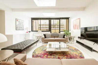 Télévision ou salle de divertissement dans l'établissement Modern 3 Bedrooms 3 Baths Full Center of Paris