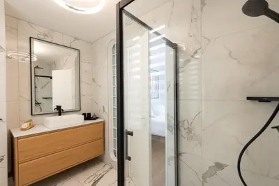 Salle de bains dans l'établissement Modern 3 Bedrooms 3 Baths Full Center of Paris