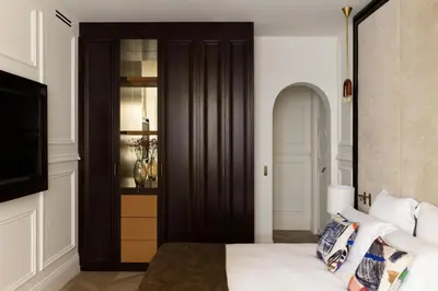 Un ou plusieurs lits dans un hébergement de l'établissement Sublim apartment with AC next to Arc de Triomphe