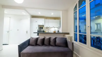 Cuisine ou kitchenette dans l'établissement Charming apartment in Levallois