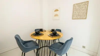 Coin salon dans l'établissement Charming apartment in Levallois