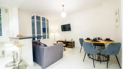 Télévision ou salle de divertissement dans l'établissement Charming apartment in Levallois