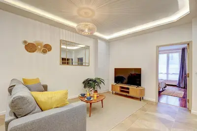 Télévision ou salle de divertissement dans l'établissement Martine Suite, Place de la République