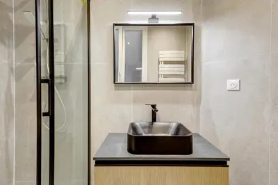 Salle de bains dans l'établissement Martine Suite, Place de la République