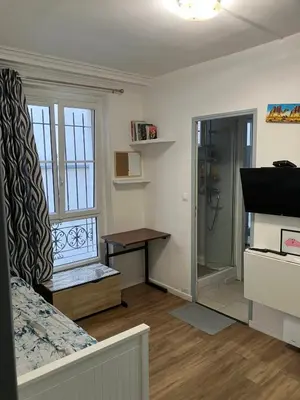 Télévision ou salle de divertissement dans l'établissement F2 montmartre paris 18