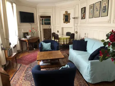 Télévision ou salle de divertissement dans l'établissement Le 35 rue Coquillière with airport pick-up service