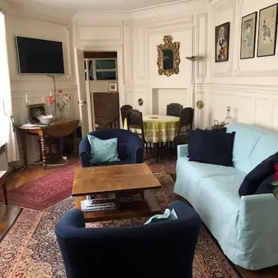 Le 35 rue Coquillière with airport pick-up service