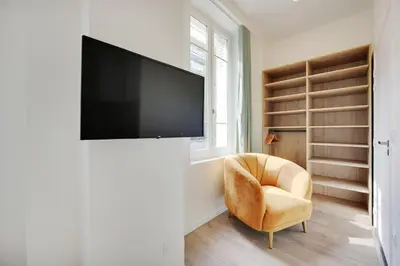 Télévision ou salle de divertissement dans l'établissement La Lumière de Paris