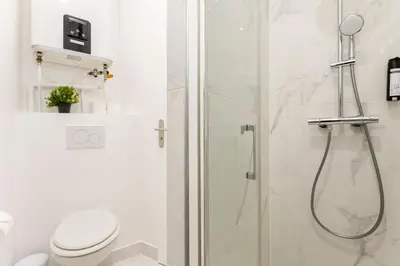 Salle de bains dans l'établissement Reva Suites
