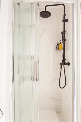Salle de bains dans l'établissement Reva Suites