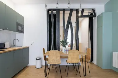 Cuisine ou kitchenette dans l'établissement Relax in on Old Art Galery