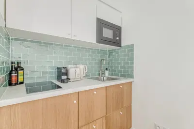 Cuisine ou kitchenette dans l'établissement Charming little house in th heart of Batignolles