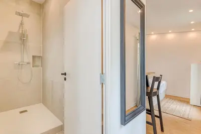 Salle de bains dans l'établissement Charming little house in th heart of Batignolles