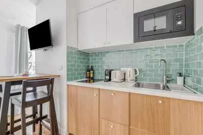 Cuisine ou kitchenette dans l'établissement Charming little house in th heart of Batignolles
