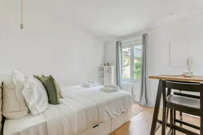 Un ou plusieurs lits dans un hébergement de l'établissement Charming little house in th heart of Batignolles