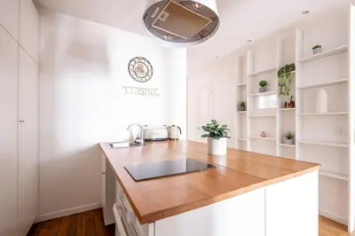 Cuisine ou kitchenette dans l'établissement Havre de Raffinement à Levallois-Perret