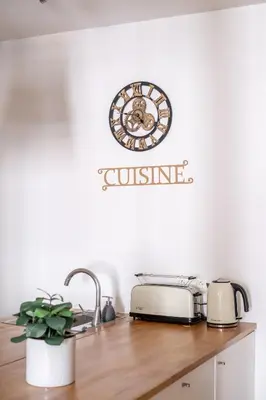 Cuisine ou kitchenette dans l'établissement Havre de Raffinement à Levallois-Perret