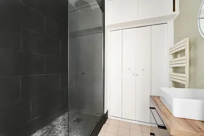 Salle de bains dans l'établissement La Piazza - Paris Centre 3e - Hôtel de Ville