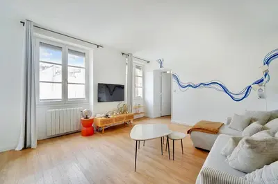 Télévision ou salle de divertissement dans l'établissement La Piazza - Paris Centre 3e - Hôtel de Ville