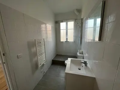 Salle de bains dans l'établissement Charmant Studio à 5 min Porte de St Cloud et Rolland Garros