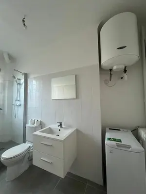 Salle de bains dans l'établissement Charmant Studio à 5 min Porte de St Cloud et Rolland Garros
