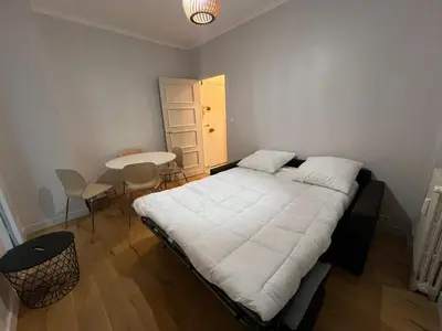 Un ou plusieurs lits dans un hébergement de l'établissement Charmant Studio à 5 min Porte de St Cloud et Rolland Garros