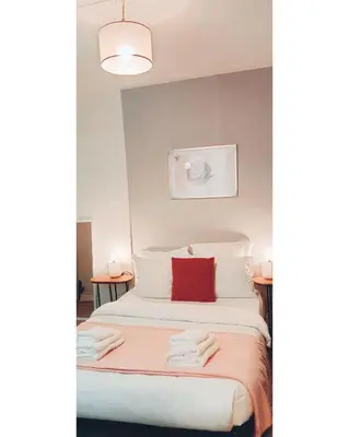 Un ou plusieurs lits dans un hébergement de l'établissement Po1-TPSA17-3D- ROOM Paris 17ème