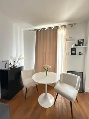 Cuisine ou kitchenette dans l'établissement Parisian Charm with Eiffel View 2min from Eiffel Tower Gardens
